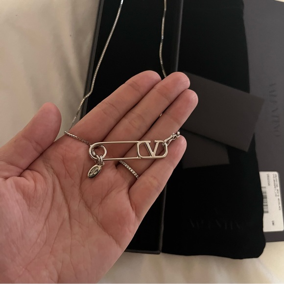 BNWT Valentino Men Necklace V Logo Silver Palladium - Picture 7 of 10